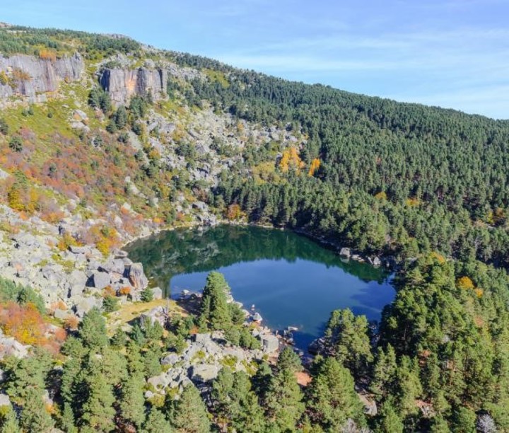 Muertes, monstruos y otras leyendas vuelven al bello paisaje un lugar inquietante.