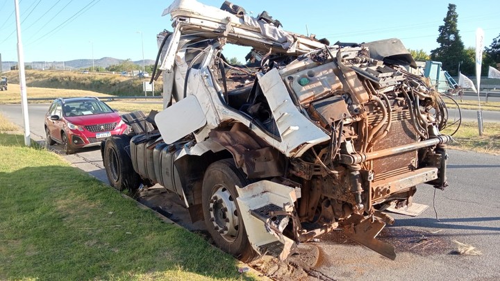 El camión Iveco 490 que manejaba Matías De Olivera quedó con destrucción total.