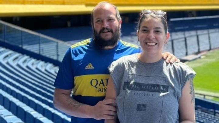 Matías De Olivera y su esposa, Paula Stork, en La Bombonera. El camionero murió al chocar con un auto en Tandil.