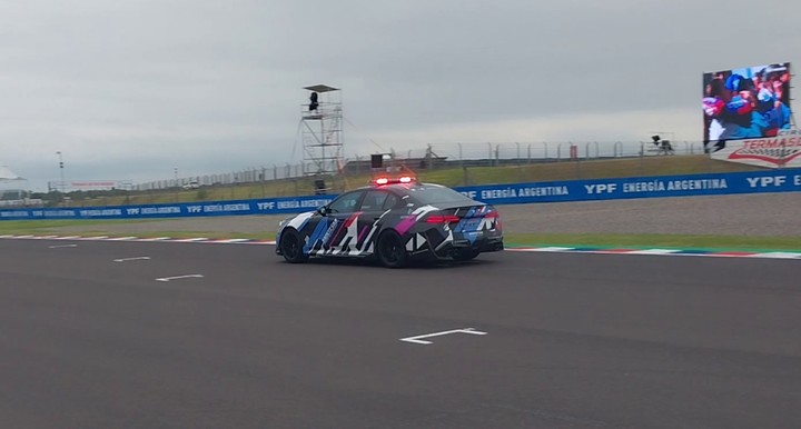 También hay un modelo sedán que es parte de la flota de safety car.