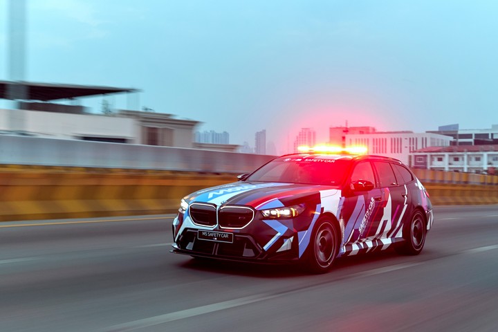 El BMW M5 Touring Safety Car desarrolla una potencia de 727 CV y 1.000 Nm de torque.