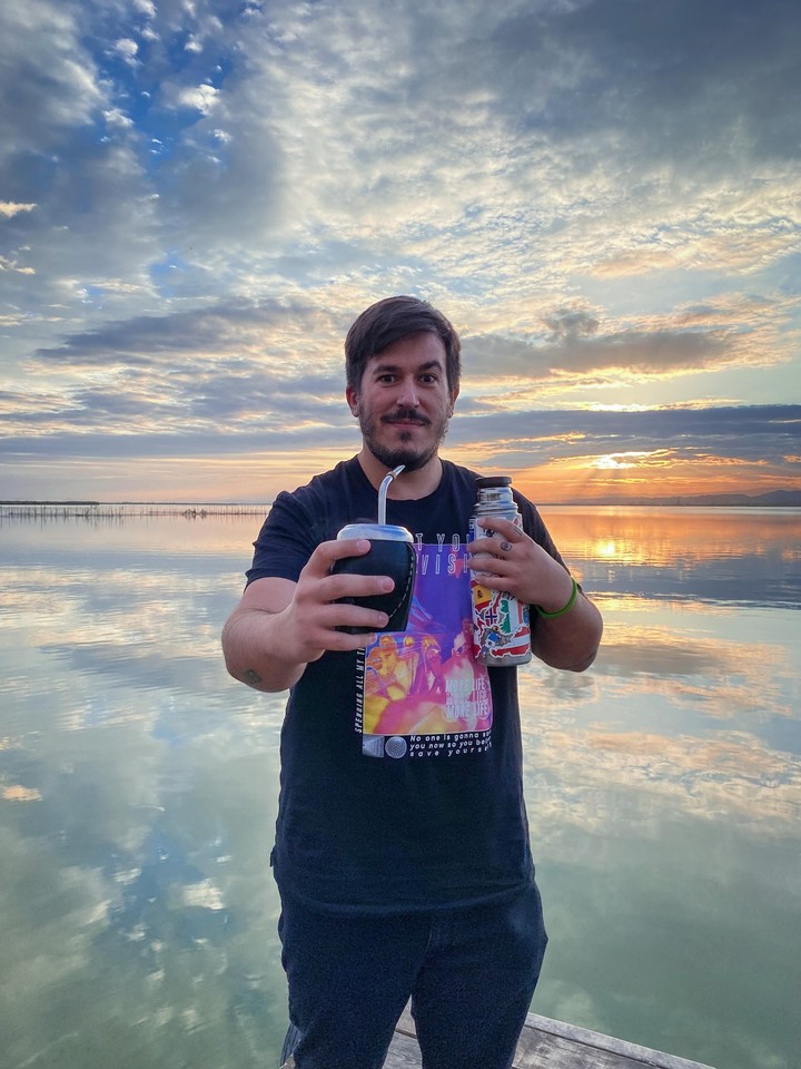 Facundo Lamonega, que lleva su mate a todos lados, en Albufera, Valencia en 2012.