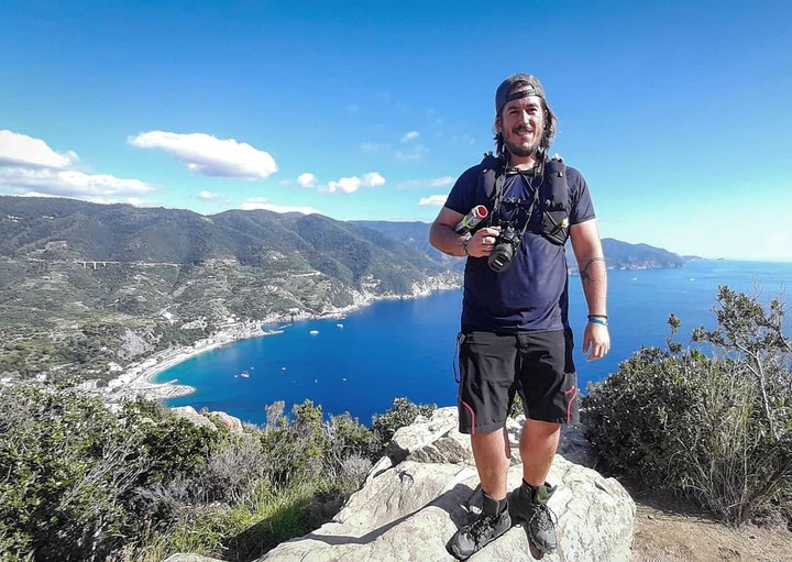 El joven de Bahía Blanca, que le apasiona la fotografía, de trekking en 2019 en Cinque Terre, Italia.