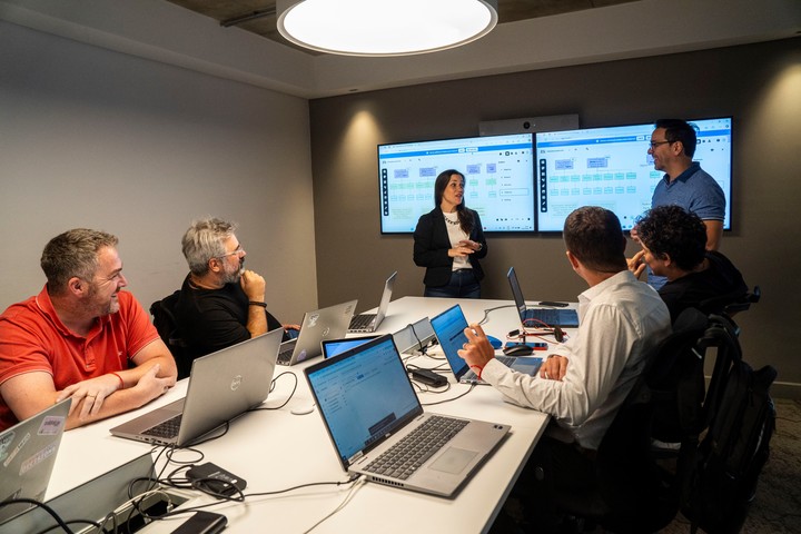 Mariela Fiorenzo con parte de su equipo en Telecom Argentina.