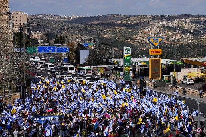 Una marcha contra Benjamin Netanyahu y en reclamo de la liberación de los rehenes en manos de Hamas, este miércoles en Jerusalén. Foto: AP 