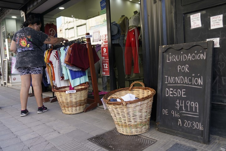 Los comercios tratan de recuperar aunque sea algo del valor de los stocks tras la inundación. Foto: Fernando de la Orden / Enviado especial