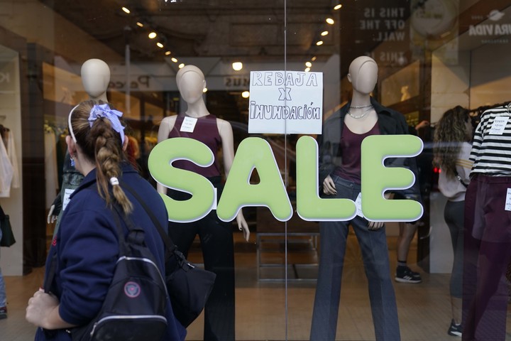 La ropa de la inundación se ofrece en todos los comercios a precio de liquidación. Foto: Fernando de la Orden / enviado Especial