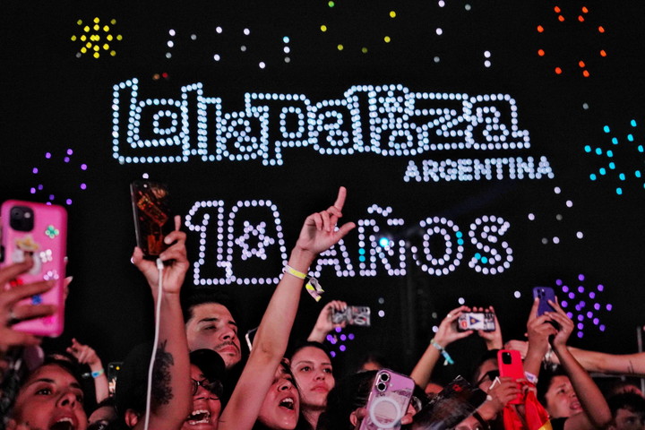 El comienzo del show encabezado por Justin Timberlake en el Lollapalooza 2025 estuvo acompañado por un show de drones. Foto: Martin Bonetto