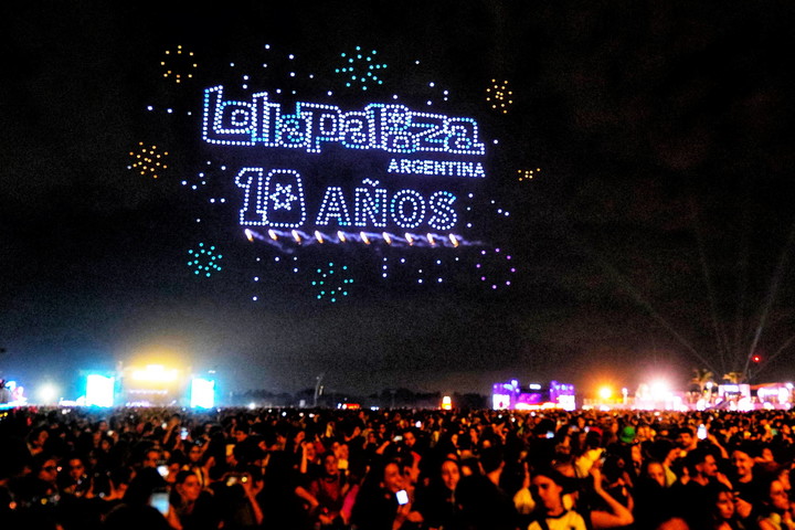 El increíble show de drones que dio inicio al espectáculo. Foto: Martín Bonetto