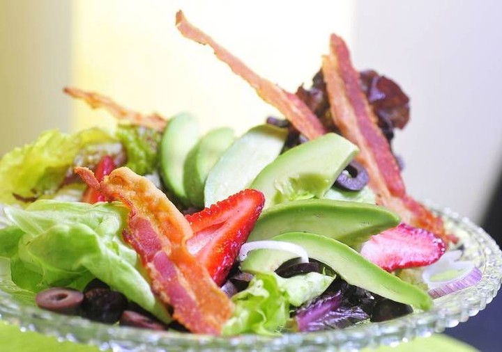 Palta en una ensalada verde con textura cremosa. 