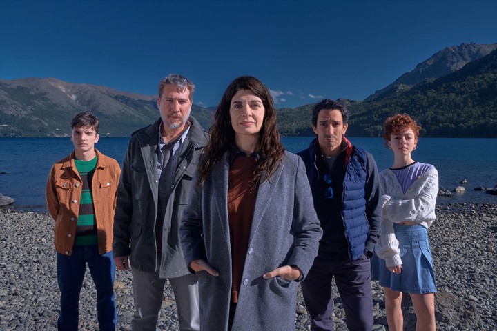 Soledad Villamil encabeza el elencom, secundada por Juan Minujín. Foto Netflix.