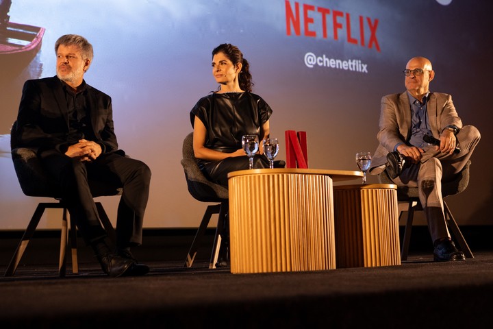 Miguel Cohan, Soledad Villamil y Harlan Coben, en la presentación de este policial negro, ambientado en la Patagonia argentina. Foto Netflix.