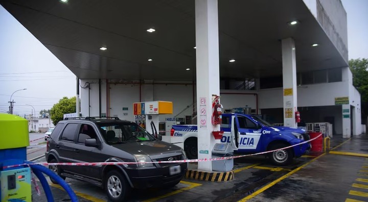 La Ford Ecosport que manejaba el hombre que murió en una estación de servicio, esta madrugada. Foto: Pedro Castillo / La Voz