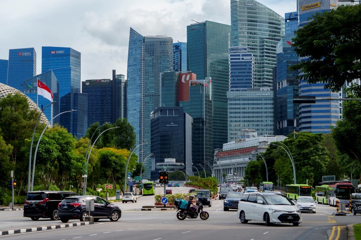 El tráfico avanza con fluidez durante la hora punta en una de las principales carreteras de Singapur, el 11 de marzo de 2025. La ciudad-estado, donde el derecho a tener un coche cuesta hasta 84.000 dólares, es uno de los lugares más caros para conducir. Y lo es a propósito. (Chang W. Lee/The New York Times)