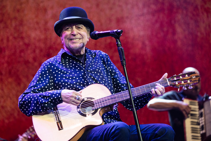 Joaquín Sabina dio un recorrido por su extenso repertorio en el Movistar Arena. Foto: Prensa / Guido Adler