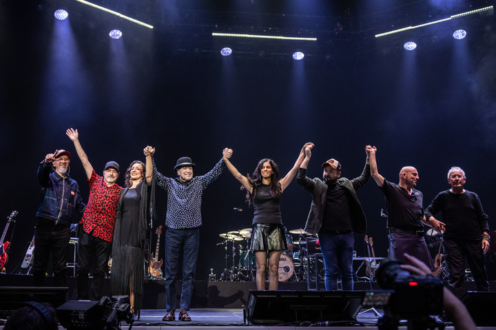 Fin de fiesta. Joaquín Sabina y su banda, al término de su concierto en el Movistar Aena. Foto: Prensa/Guido Adler