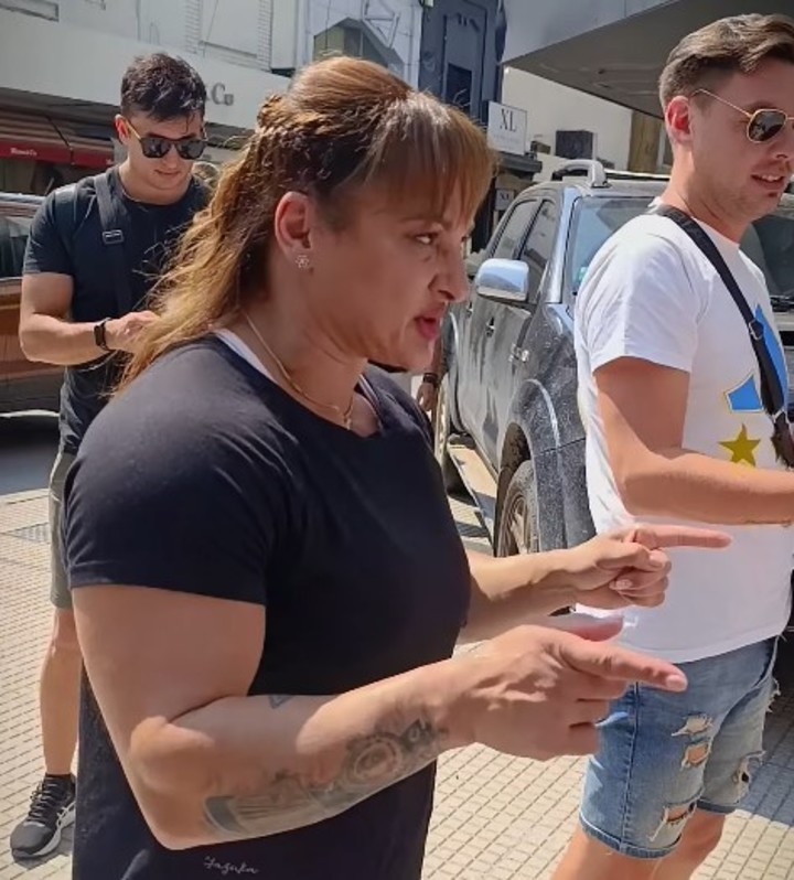 La boxeadora Alejandra "Locomotora" Oliveras de campaña para convencional constituyente en Rafaela, Santa Fe.