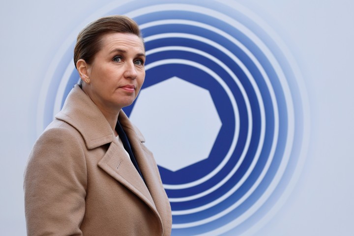 La primera ministra de Dinamarca, Mette Frederiksen, llega a una cumbre de la UE en el Palacio Egmont de Bruselas. Foto AP