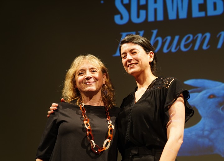 La periodista y escritora Hinde Pomeraniec entrevistó en el Malba a Samanta Schweblin. Foto: Marcelo Carroll.