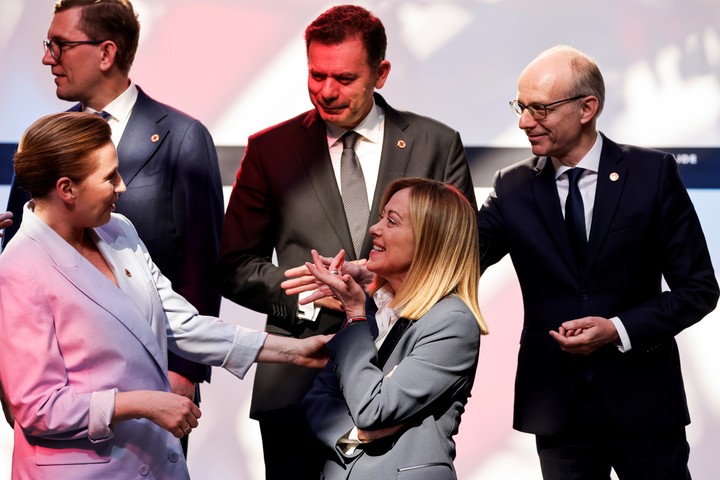 Giorgia Meloni entre sus pares en París. Foto: EFE