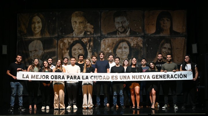 "Una nueva generación", el cartel de Lousteu y sus candidatos a legisladores porteños. De fondos, otros políticos en sepia.