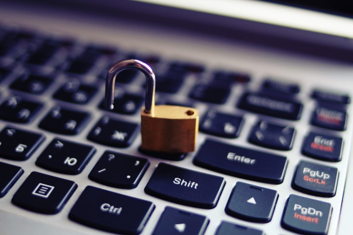 Los datos personales y los accesos se comercializan en foros underground y Telegram. Foto: Shutterstock