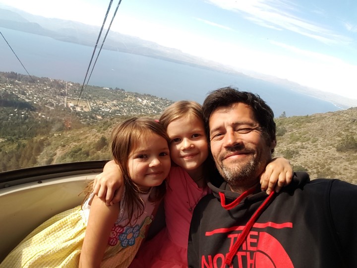 Sebastián Escalada en el tiempo que vivió con sus hijas, Sofía y Emma, en Bariloche.