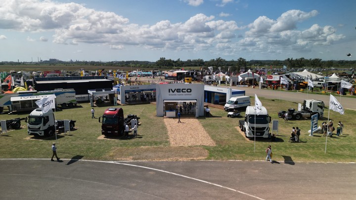 IVECO exhibió en Expoagro 2025 su gama de camiones para la agroindustria.