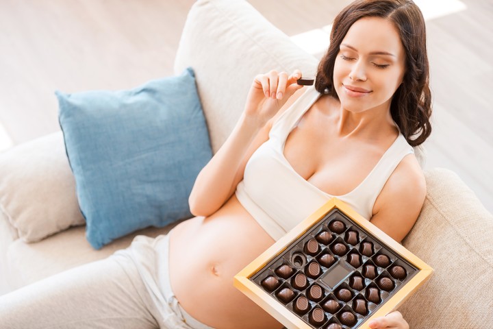 Comer chocolate durante el embarazo tiene beneficios para la madre y el bebé. Foto ilustración Shutterstock.