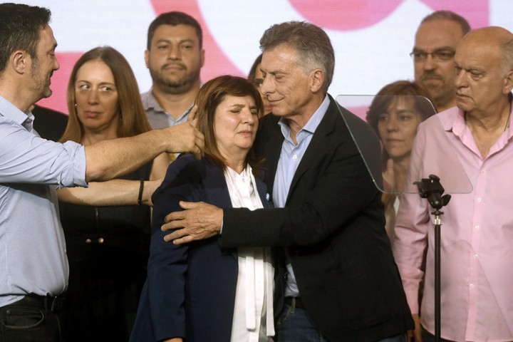 Macri consuela a Patricia Bullrich en el búnker de JxC. Foto: Federico López Claro