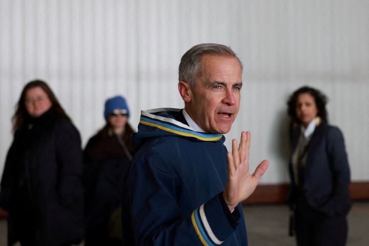 El primer ministro de Canadá, Mark Carney, saluda el día de su reunión con el primer ministro de Nunavut, P.J. Akeeagok, en un Lugar de Operaciones Avanzadas en Iqaluit, Nunavut, Canadá, 18 de marzo de 2025.  REUTERS/Carlos Osorio/File Photo