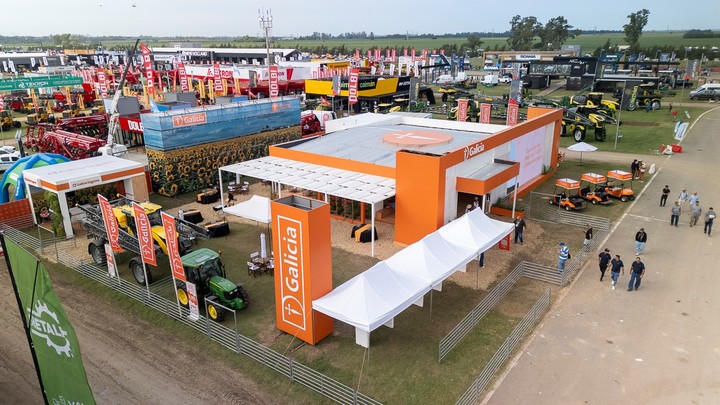 Galicia recibe a los clientes en su amplio stand de Expoagro 2025.