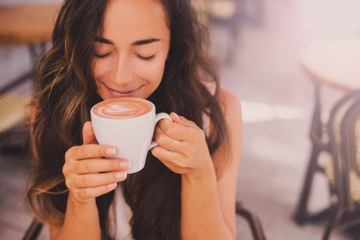 Se hallaron beneficios de consumir cuatro tazas de café por día. Foto Shutterstock.