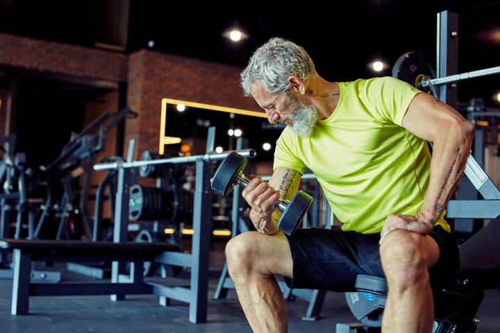 Con los años, aumentar la masa muscular demanda más trabajo. Foto Shutterstock.