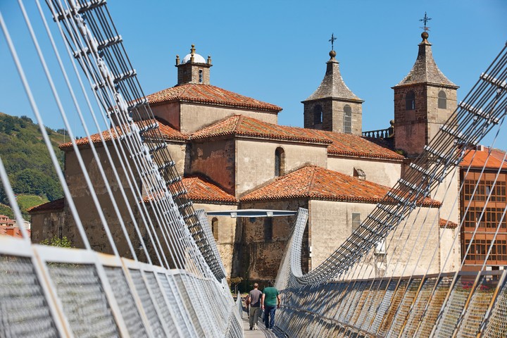 El contraste entre lo antiguo y lo moderno en Cangas de Narcea. Foto Shutterstock