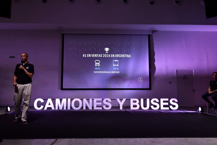 Raúl Barcesat, CEO de Mercedes-Benz Camiones y Buses de Argentina, presentó los nuevos modelos.