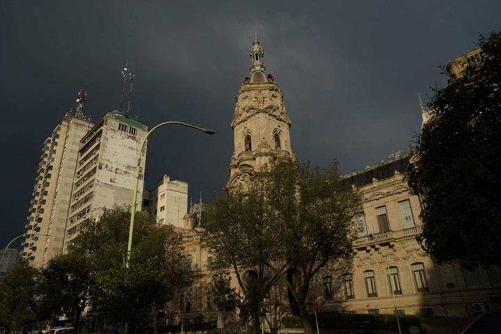 Así se puso el cielo este lunes por las tormentas, a 10 días del temporal en Bahía Blanca. Foto Fernando de la Orden / Enviado Especial