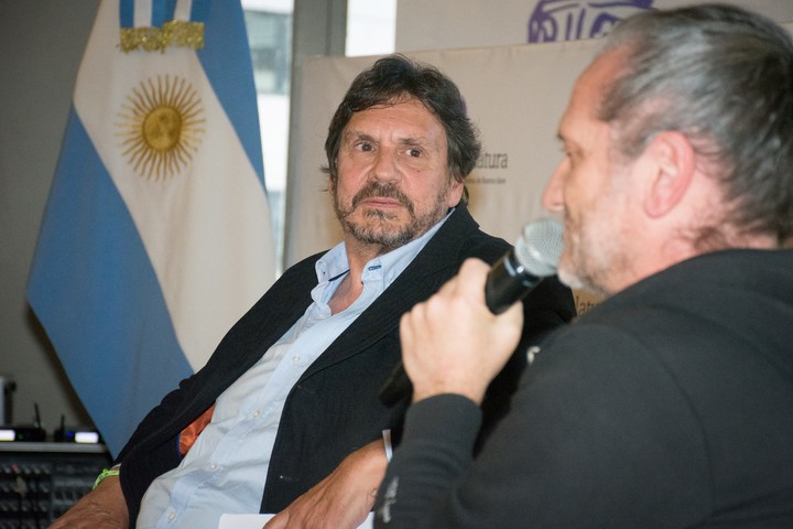 Felipe Pigna fue distinguido Personalidad Destacada de la Cultura de la Ciudad por iniciativa del legislador Juan Pablo O’Dezaille (UxP) y acompañado por el psicólogo Gabriel Rolón y el filósofo Darío Sztajnszrajber. Foto: gentileza editorial Planeta.