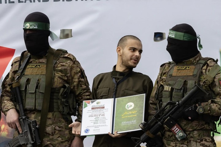 Omer Wenkert, en el centro, fue liberado el mes pasado durante una ceremonia muy escenificada en Nuseirat, en la Franja de Gaza. Foto Saher Alghorra para The New York Times