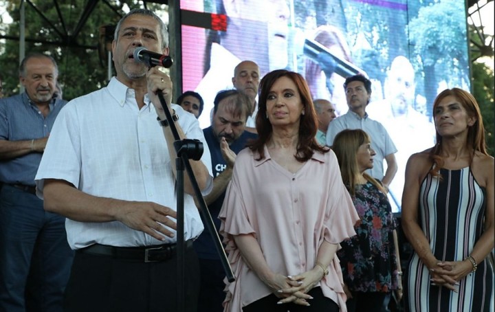 Sergio Massa y Máximo Kirchner en un viaje que hicieron juntos a China. El líder del Frente Renovador advierte sobre el riesgo de que  La Cámpora rompa con Axel Kicillof. Juntará a su tropa de intendentes el sábado. 