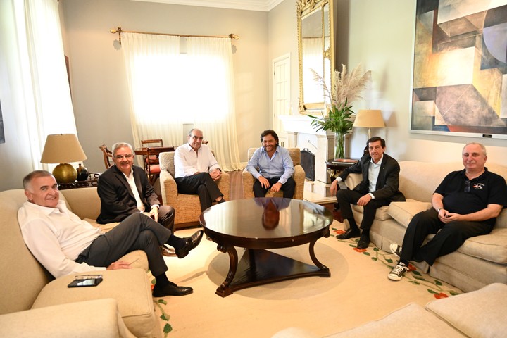 Los gobernadores Osvaldo Jaldo (Tucumán), Raúl Jalil (Catamarca), Gustavo Sáenz (Salta), Carlos Sadir (Jujuy) y Hugo Passalacqua (Misiones) con el jefe de Gabinete, Guillermo Francos.