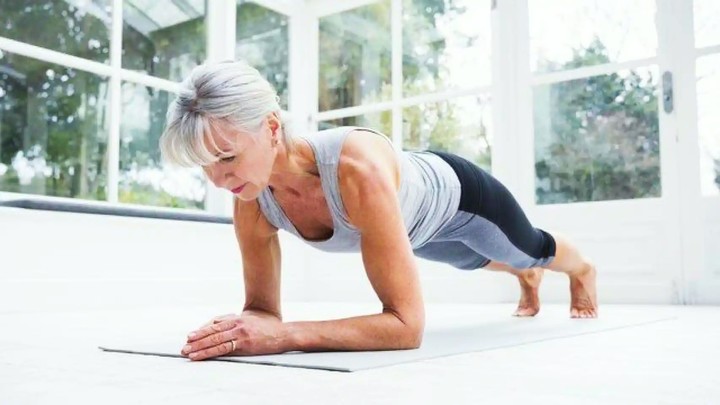 Entrenamiento de fuerza funcional: cómo mejorar tu rendimiento físico en la vida diaria. La plancha es un ejercicio clave de esta rutina.