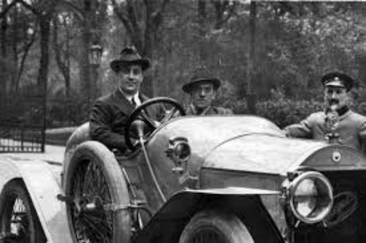 Horacio Anasagasti circuló en 1911 el primero de sus 50 autos fabricados en su taller de la avenida Llibertador. 