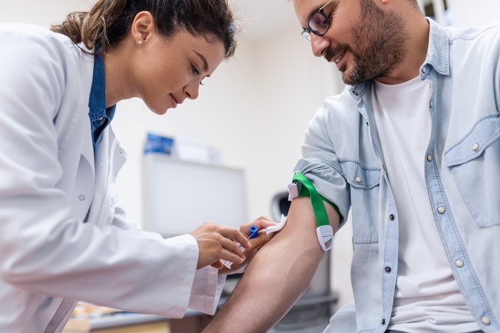 Un análisis de sangre es fundamental en un chequeo anual Foto Shutterstock.