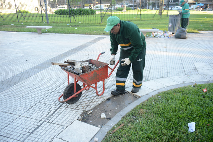 Empleados de la Ciudad reparando las veredas. Foto: Luciano Thieberger 