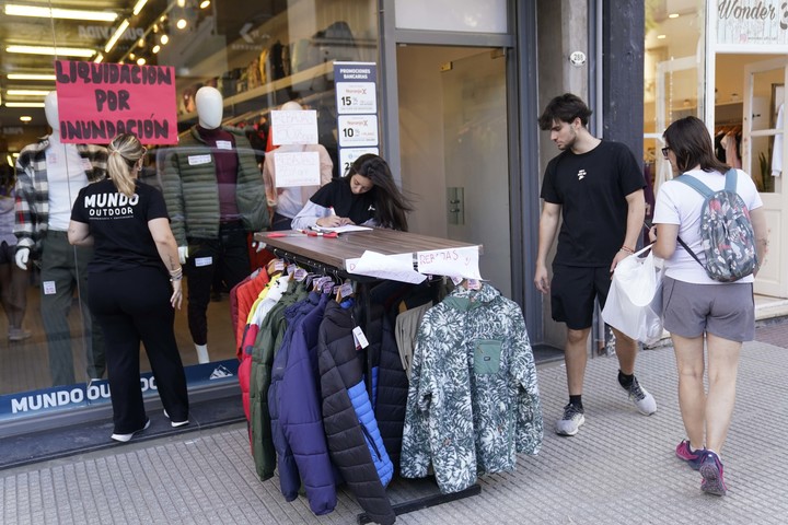 La ropa que se pudo recuperar se vende a precios convenientes. Foto: Fernando de la Orden / Enviado especial