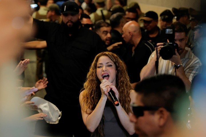 Shakira cantó "Antología" ante sus seguidores en la puerta del hotel, luego de la cancelación de sus shows en Chile. Foto EFE/Javier Torres