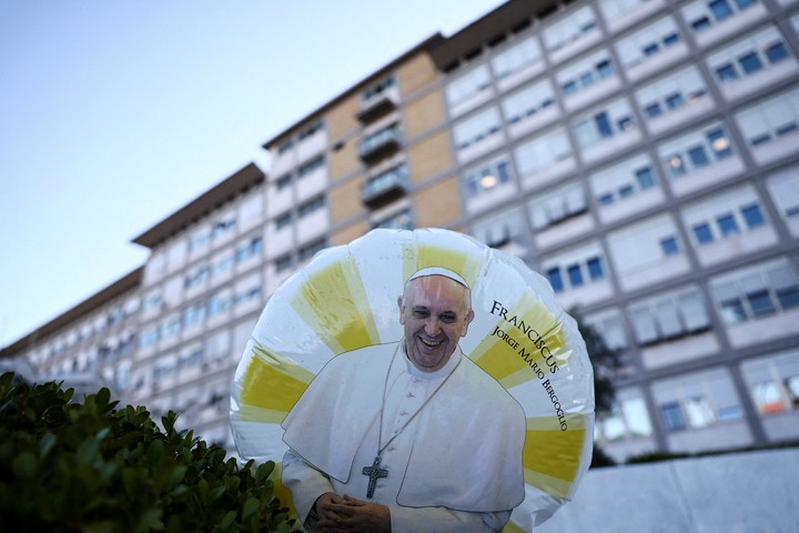 Un globo con la imagen de Francisco, frente al hospital Gemelli, en Roma. Foto: REUTERS  