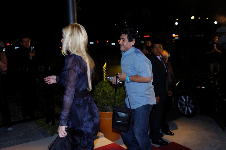 Maradona llegando a El Mangrullo, donde festejó su cumpleaños en octubre de 2008. Foto: Archivo Clarín.