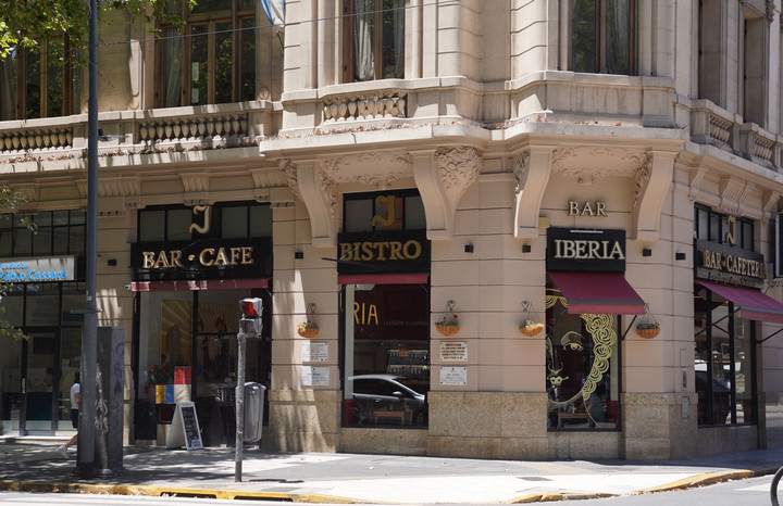 El Bar Iberia, originalmente conocido como La Toja, es un testimonio histórico de la ciudad. Foto: Guillermo Rodríguez Adami. 